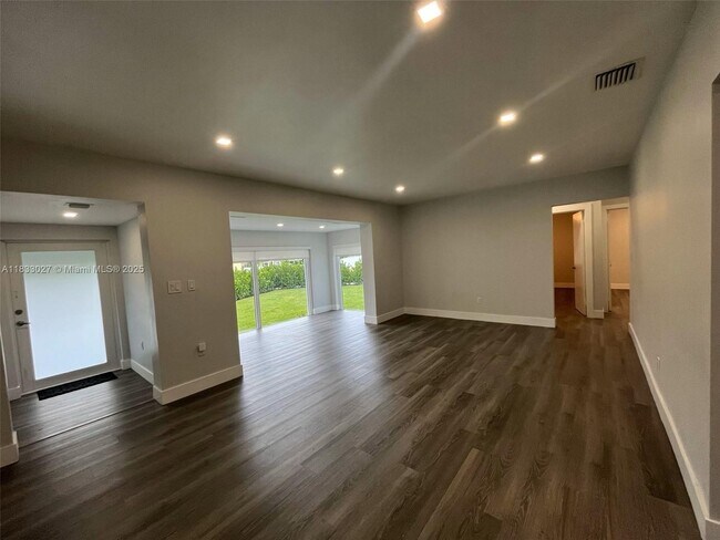 Foto del edificio - 600 Forrest Dr