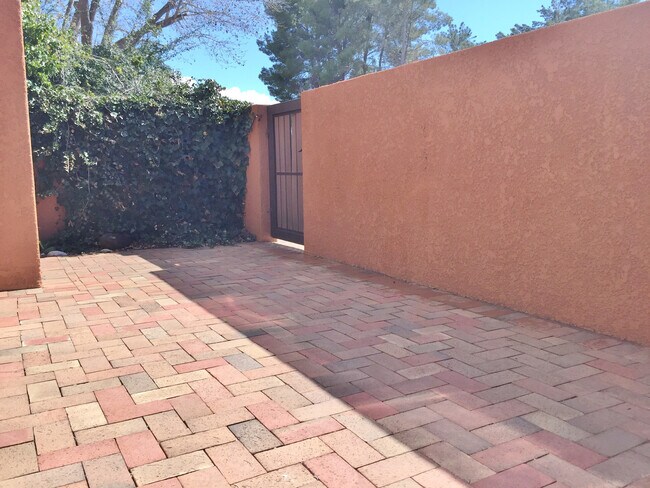 Foto del edificio - TOWNHOME -VILLAGE OF OAK CREEK -  NIZHONI