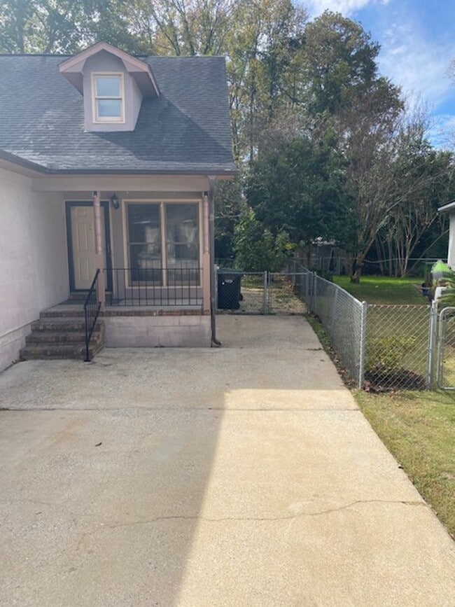 Building Photo - Quiet North Columbus Home