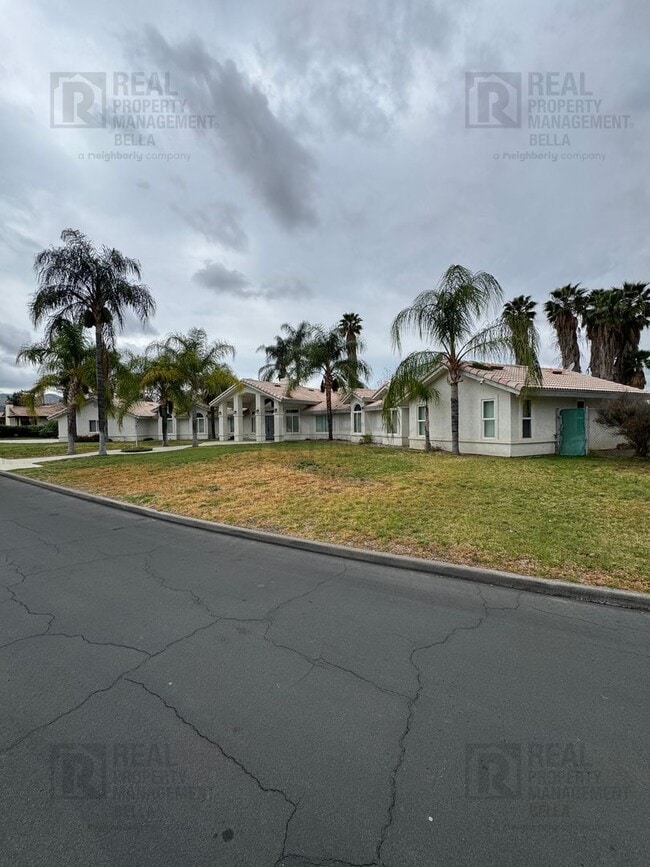 Building Photo - $750 MOVE-IN SPECIAL DISCOUNT AVAILABLE! Luxury Living Awaits: Stunning 4-Bedroom Cul-de-Sac Retr...