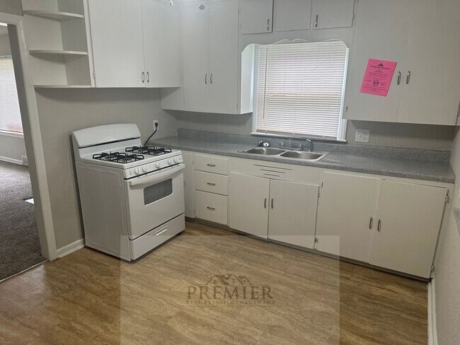 Building Photo - 2 bedroom / 1 bath 2700 Oakley KC MO -Fres...