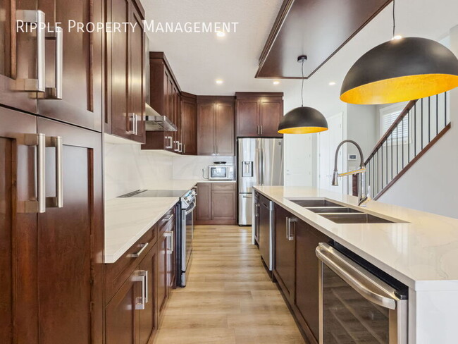 Building Photo - AMAZING 5 BEDS/ 4 BATHS HOUSE WITH FULLY D...