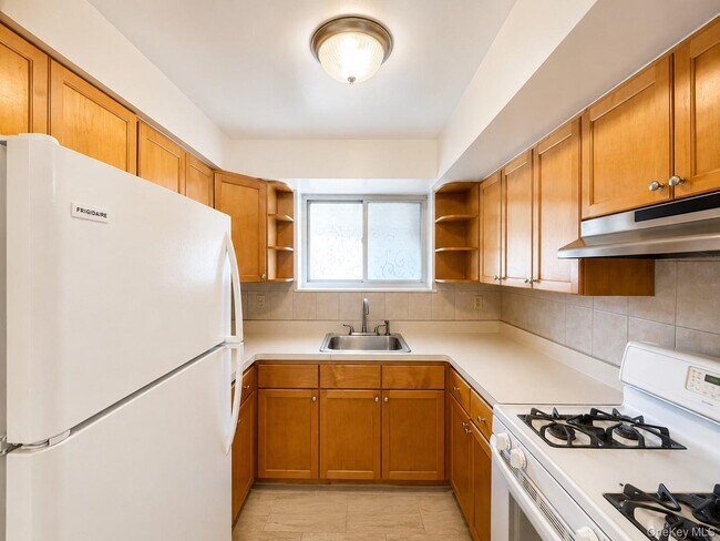 Building Photo - 533 Soundview Ave