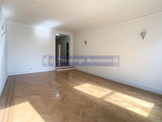 Foto del edificio - 240 Cabrini Boulevard