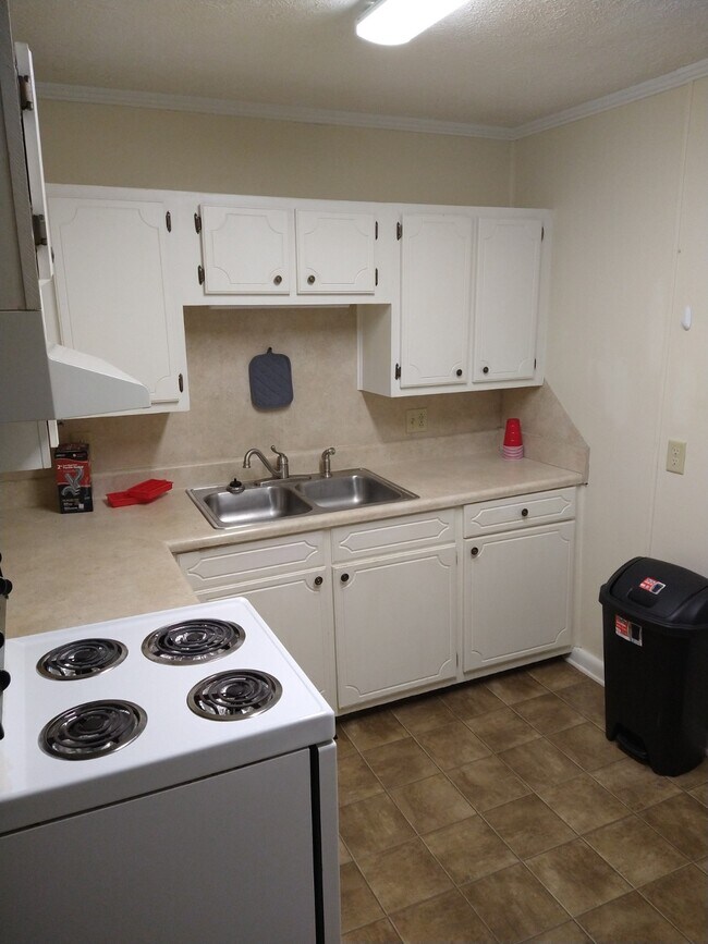 Kitchen - 14 Oakwood Dr