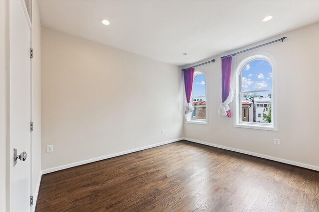 Foto del edificio - Marvelously Modern 3br/3bth home in Mount ...