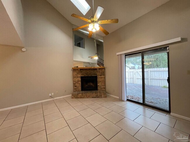 Building Photo - 2810 Villager Cir