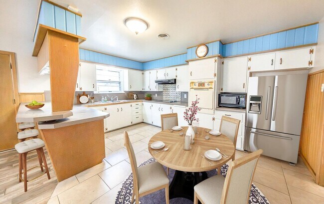 Building Photo - Charming 3/2/2 with 2 Living Areas