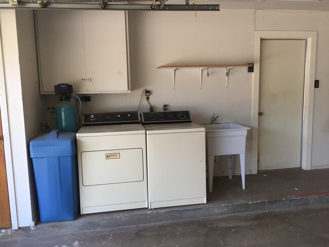 Building Photo - Spacious 3 bedroom House Available NOW!