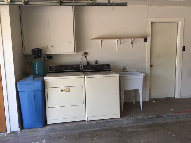Foto del edificio - Spacious 3 bedroom House Available NOW!