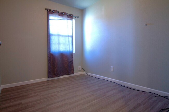 Foto del edificio - 247 W San Joaquin Ave