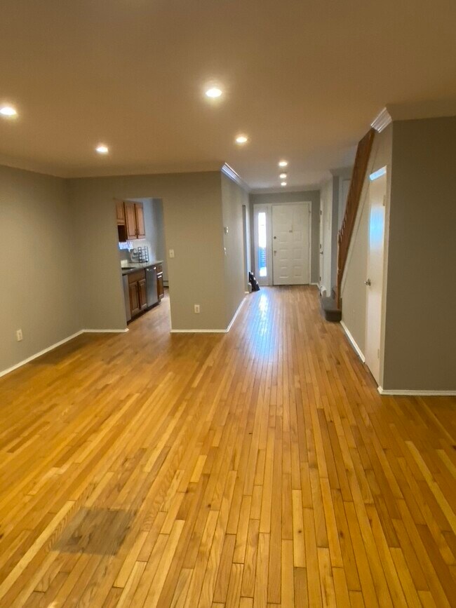 Livingroom hardwood floors must be covered to reduce noise - 492 N Broadway