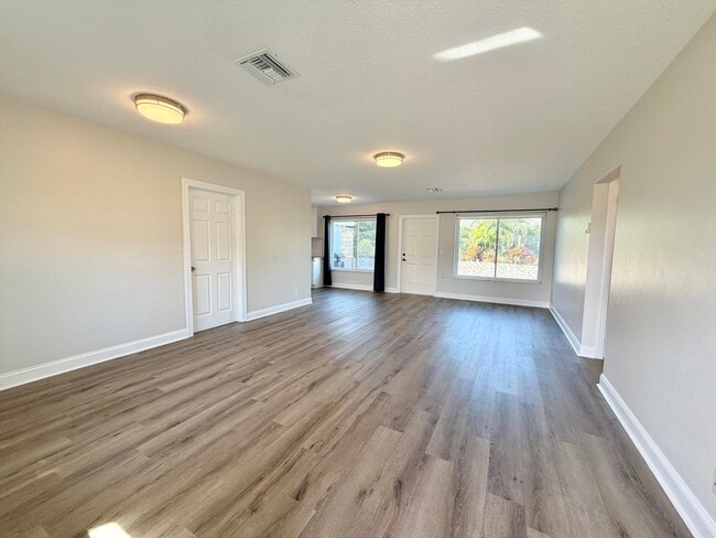 Building Photo - 1615 Crest Dr