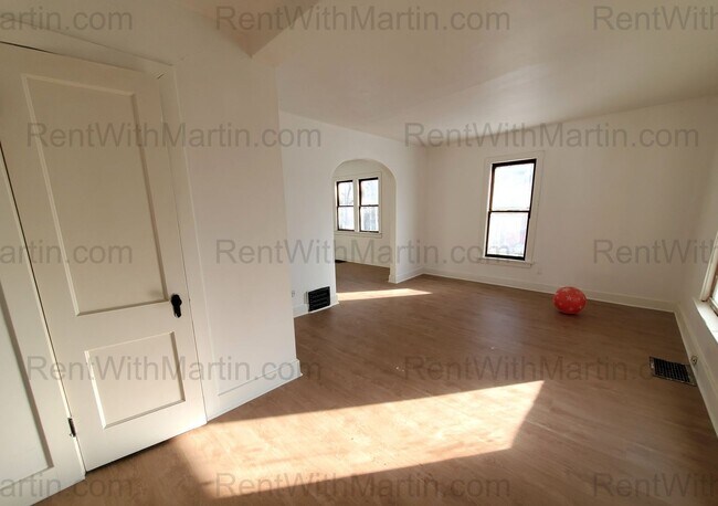 Foto del edificio - 824 Logan Ave