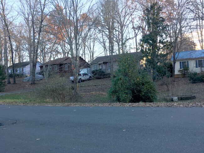 Foto del edificio - 2506 Wade Hampton Rd.