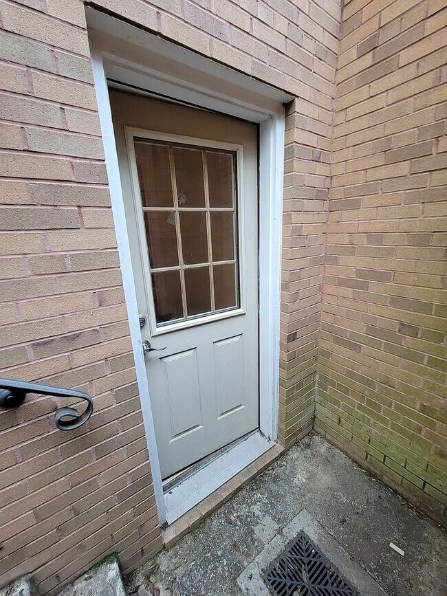 Foto del edificio - An exceptionally large and well-appointed 1BR 1BA with ALL utilities near Georgetown