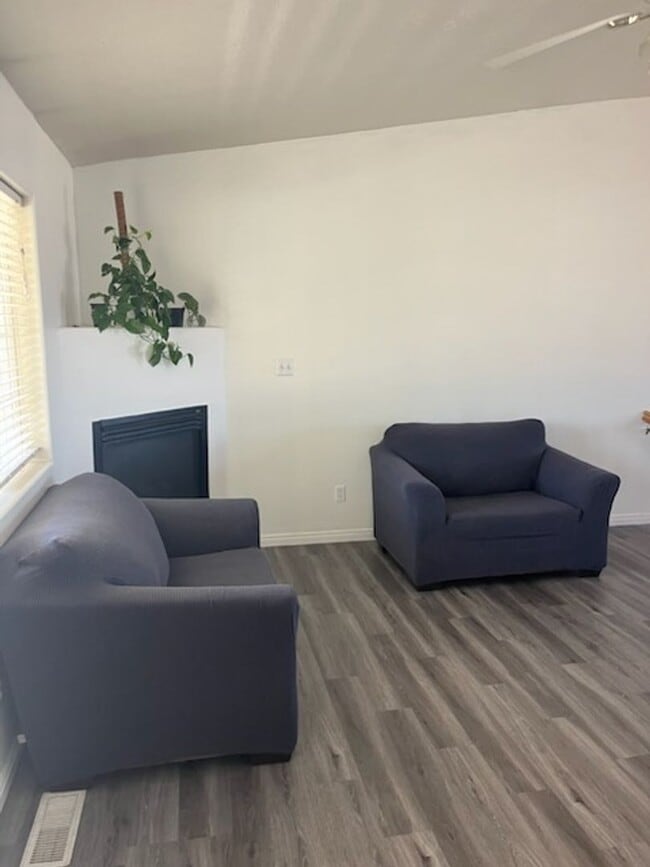 Building Photo - Charming home