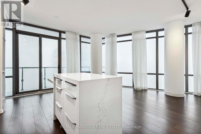 Photo du bâtiment - 832-4832 Bay St.