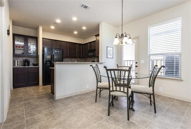 Building Photo - 867 Llano Dr