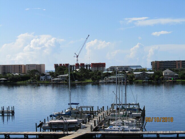 Foto del edificio - 214 Miracle Strip Pkwy SW