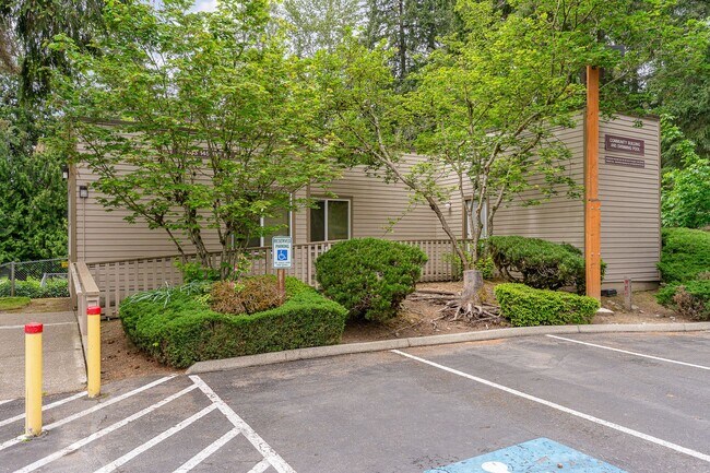Building Photo - Updated Bellevue Condo in Racquet Club — P...