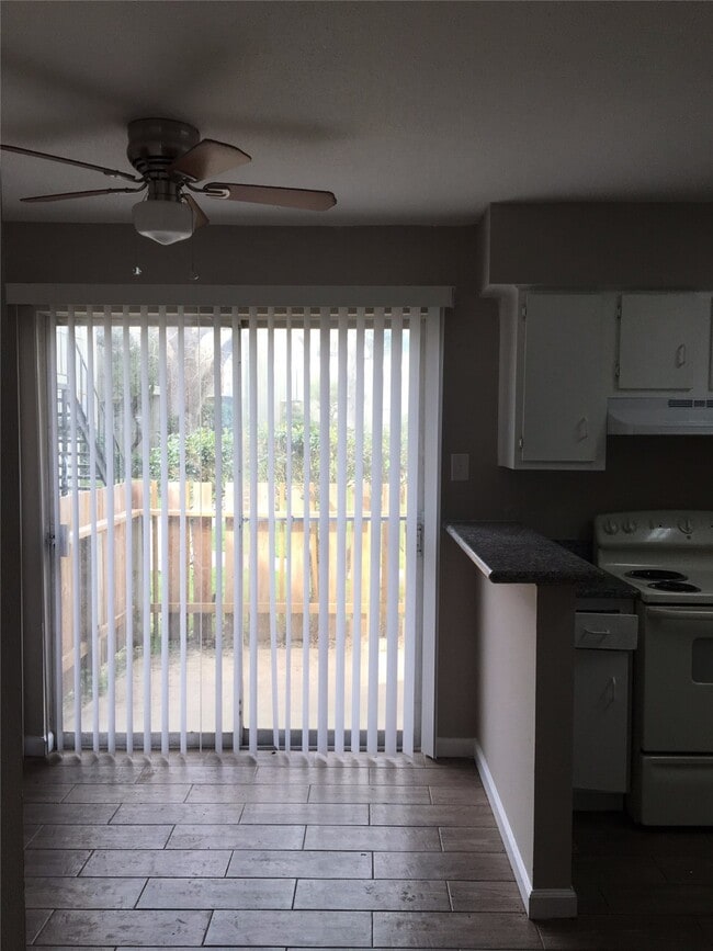 Building Photo - 5625 Antoine Dr