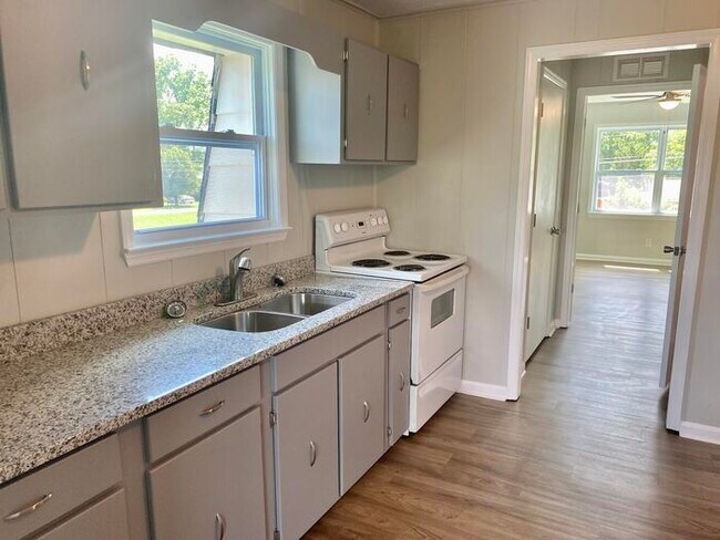 Building Photo - 1Bed/1Bath Ft Oglethorpe Remodeled Apartment