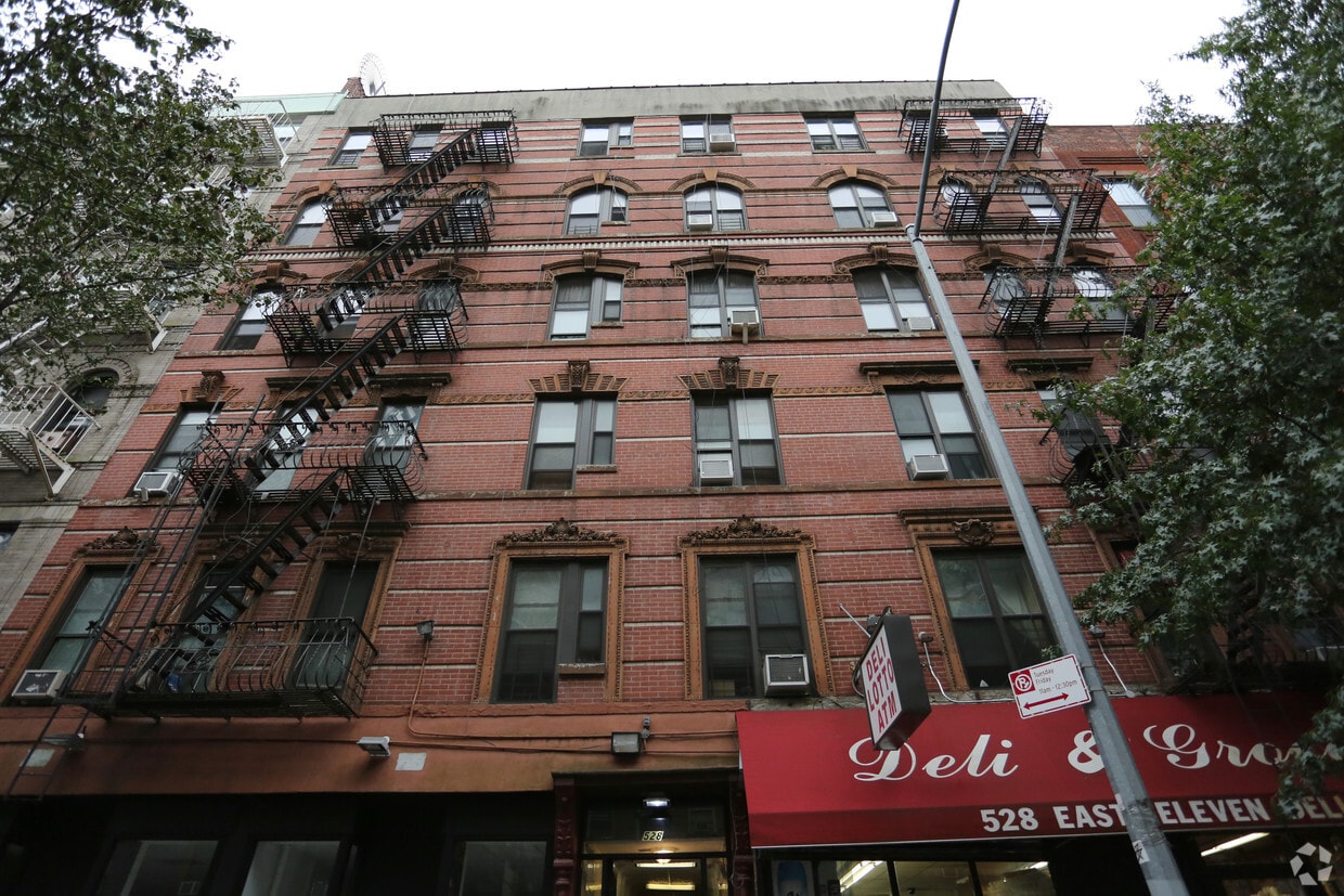 Building Photo - 528 E 11th St