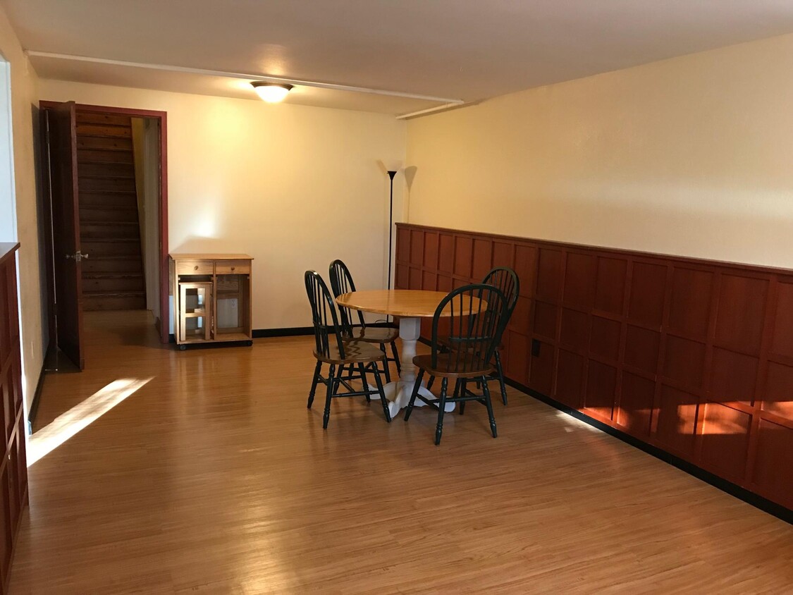 Living/Dining Area - 1504 Lynnwood Dr