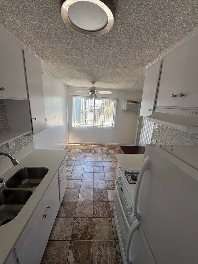 Foto del edificio - 1810 N Bronson Ave