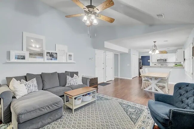 Sala de estar - 1579 Wabeek Way