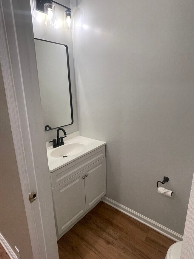 Medio baño - 1127 S Carey St
