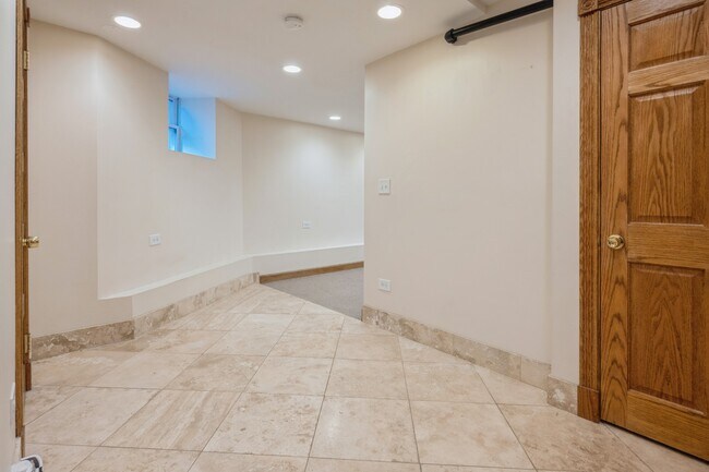 Foto del edificio - 1213 W Addison St
