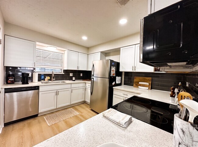 Building Photo - 9332 Derrik Dr