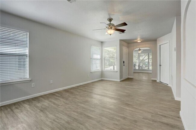 Foto del edificio - 15215 Parrish Ln