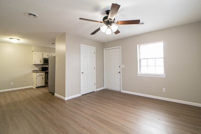 Building Photo - 8-408 Thompsonville Ln