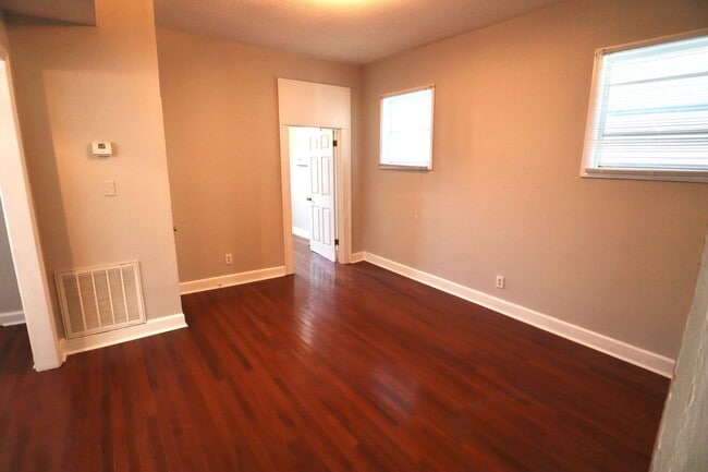 Building Photo - 2 Bed 1 Bath Apartment Located in the Heart of downtown Charleston & Close to the College of Char...