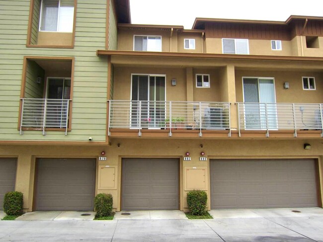 Building Photo - 882 Sakura Dr