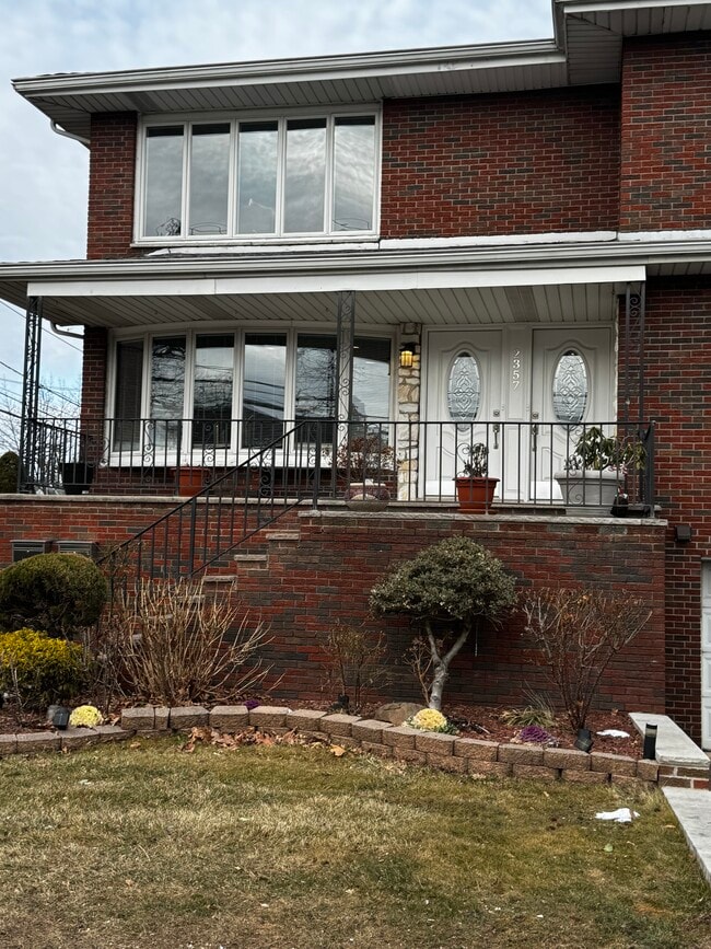 Building Photo - 2357 Linwood Ave