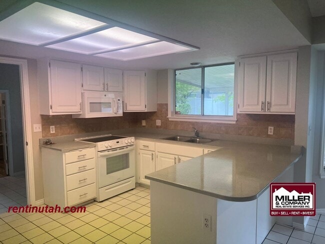 Building Photo - Beautiful newly remodeled home in Sandy Fo...