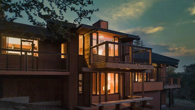 Building Photo - Frank Lloyd Wright inspired architectural ...