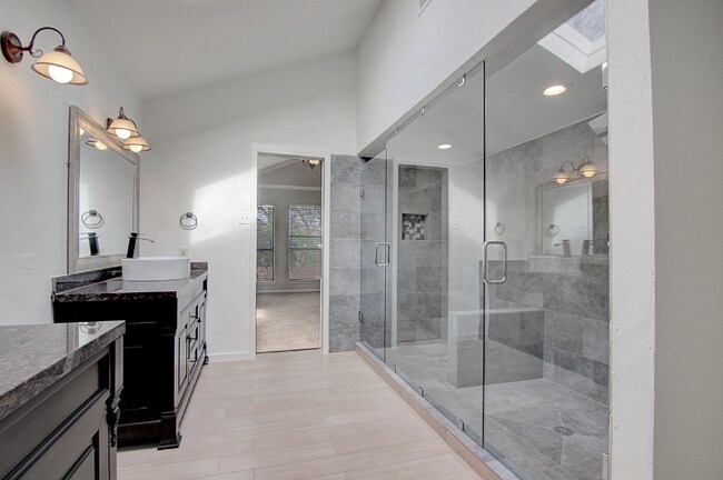 Foto del edificio - 3333 Creekbend Dr