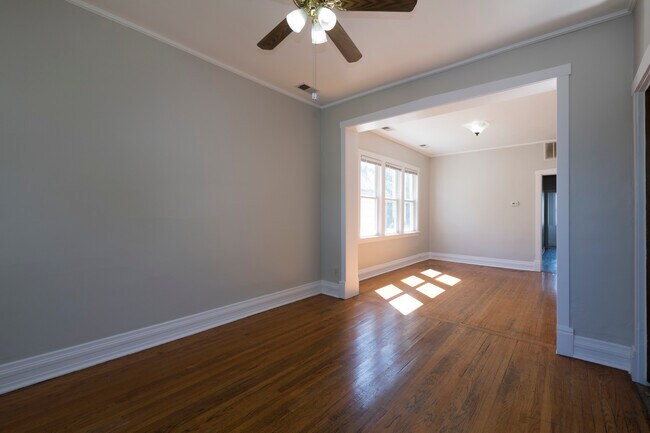 Foto del edificio - 3130 N Bernard St