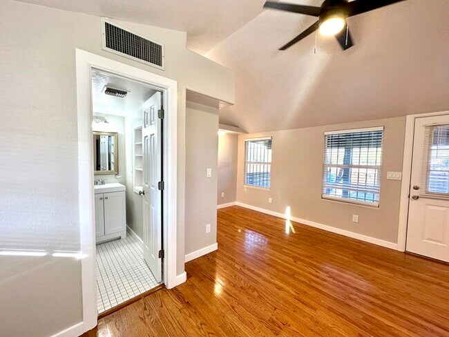 Foto del edificio - Renovated Studio with Front and Back Yard!...