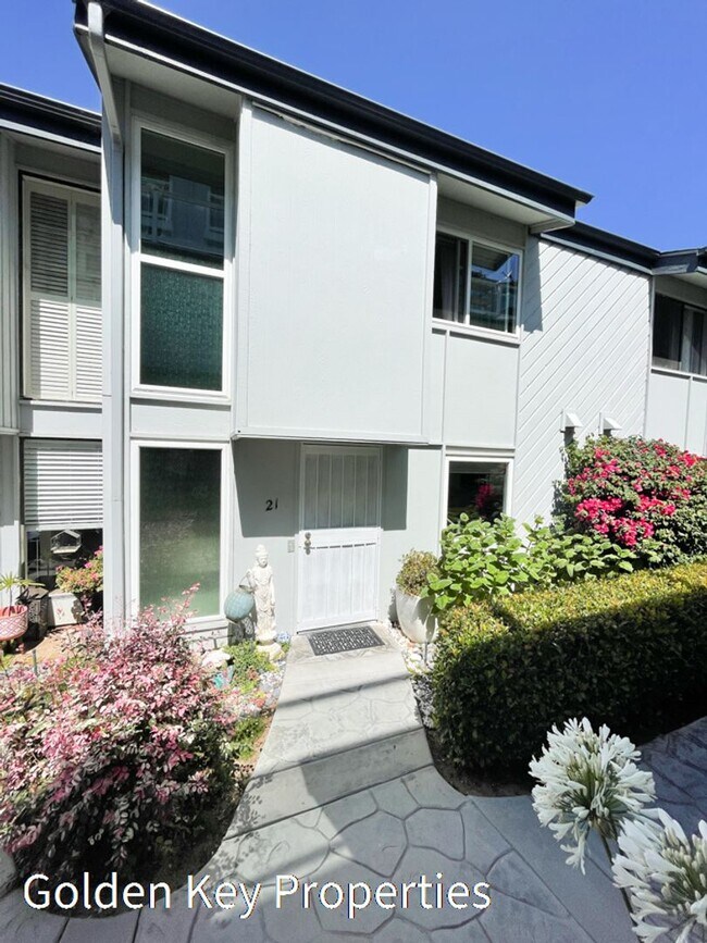 Foto del edificio - Waterfront Condo on the Buena Vista Lagoon - 5 mins from Carlsbad Village!