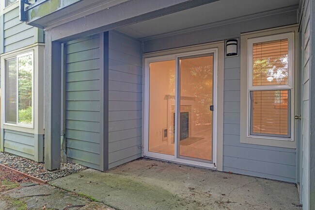 Building Photo - Water/Sewer/Garbage/One Parking Space Included