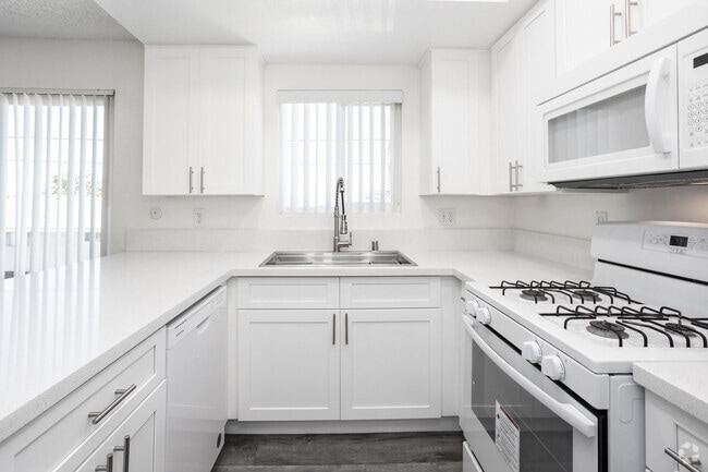 2BR, 1BA - 750SF - Kitchen - Stonewood Apartments