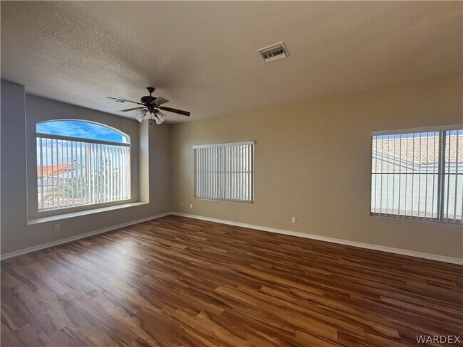 Foto del edificio - 3323 N Ridge Ave