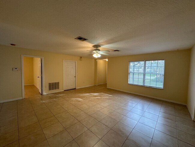 Foto del edificio - Lovely 3 Bedroom 2 Bath home in Deltona.  ...