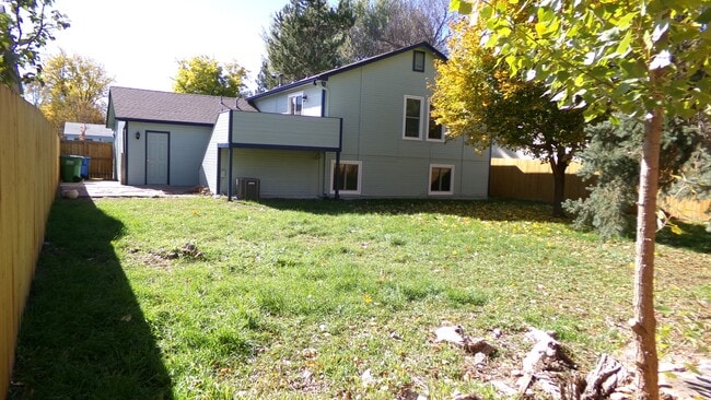 Building Photo - 924 Queens Ct